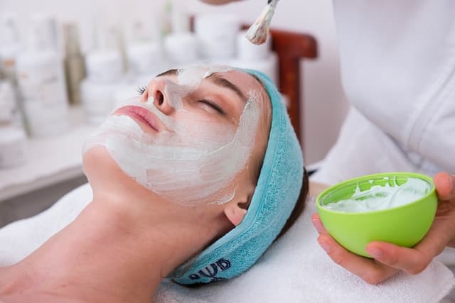 crème appliquée sur le visage