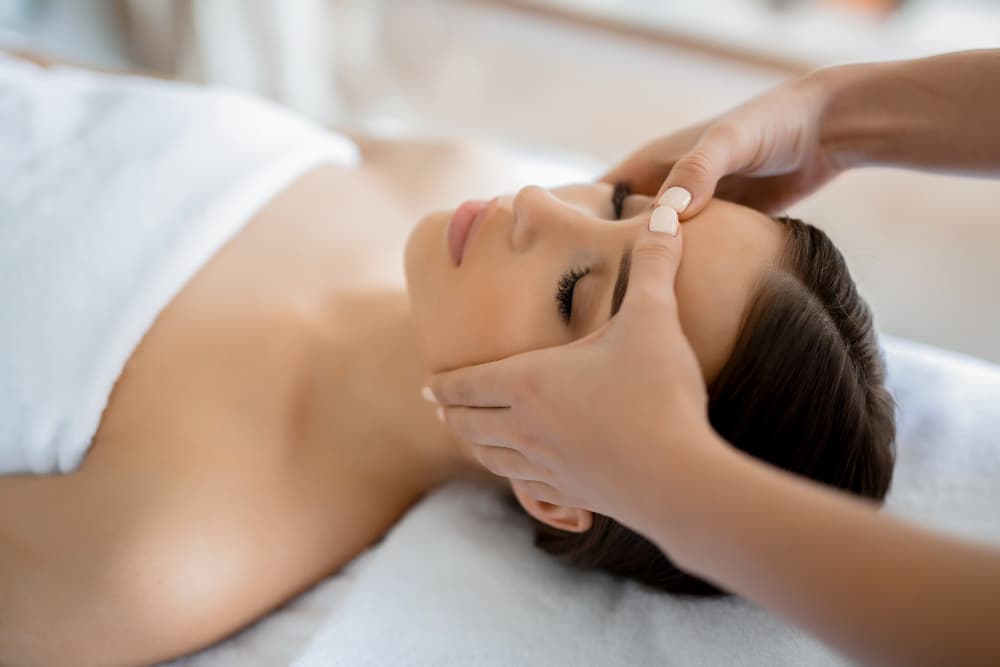 crème appliquée sur le visage