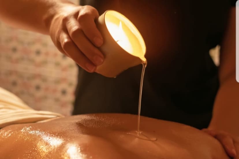 masseuse verse la cire de bougie sur le dos